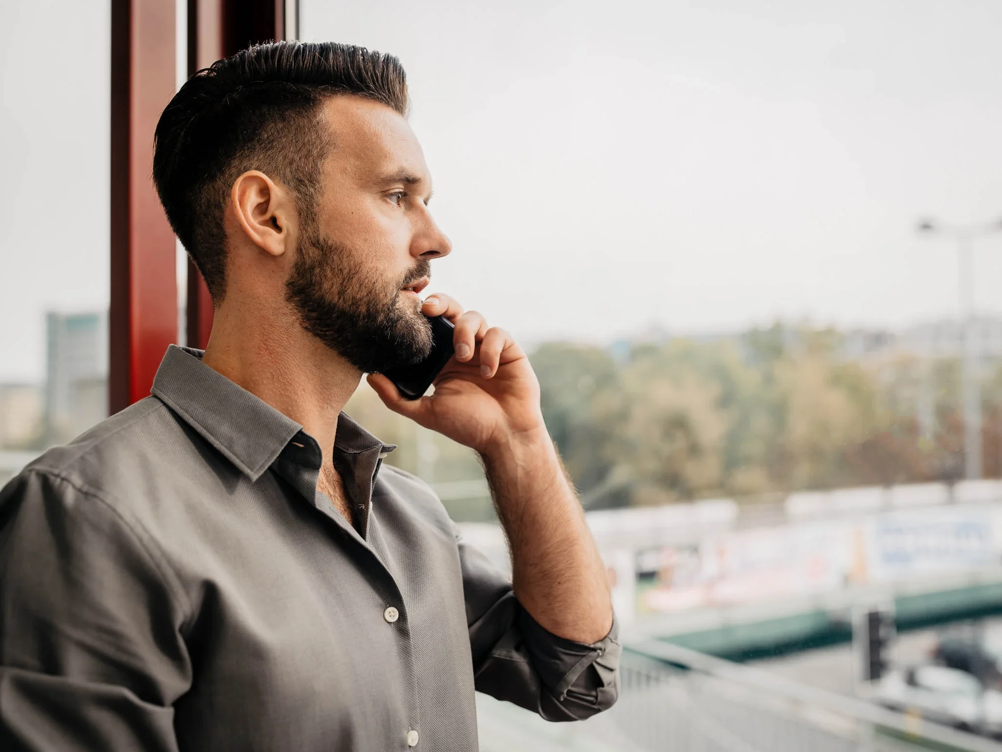 Biznesmen w szarej koszuli